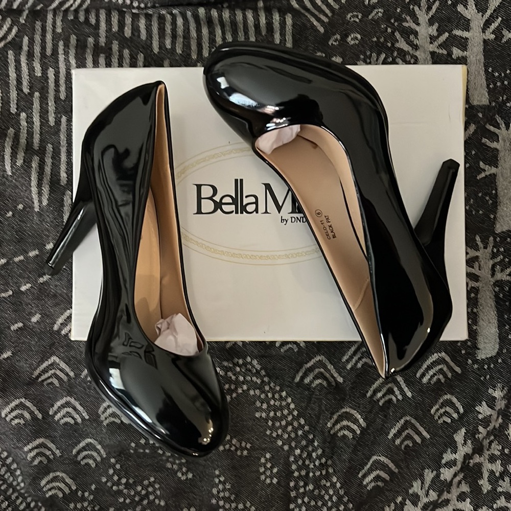 NIB Bella Marie Celo-11 Almond Toe Platform Patent Heel